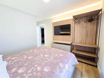 Uma cama ou camas num quarto em 104 - Apto com 03 suítes na Praia de Mariscal