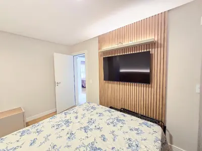 Uma televisão e/ou sistema de entretenimento em 104 - Apto com 03 suítes na Praia de Mariscal