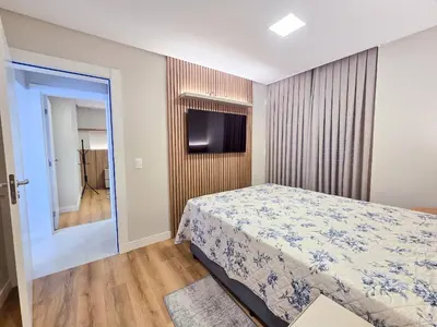 Uma cama ou camas num quarto em 104 - Apto com 03 suítes na Praia de Mariscal