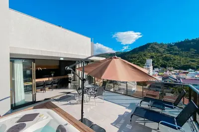 Uma vista geral da montanha ou uma vista da montanha a partir do apartamento