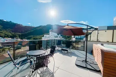 Uma vista geral da montanha ou uma vista da montanha a partir do apartamento