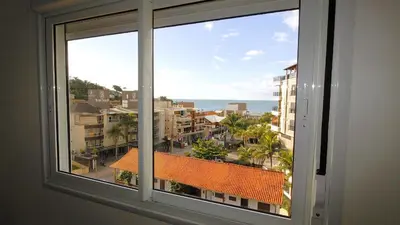 Uma vista do mar geral ou uma vista do mar a partir do apartamento