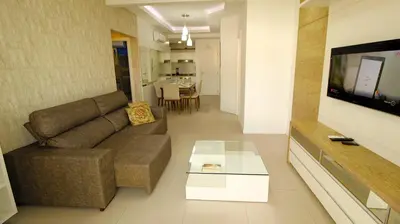 Uma área de estar em 1063- Excelente apto no centro de Bombinhas