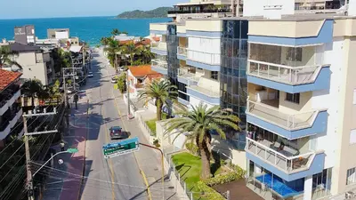 Uma vista do mar geral ou uma vista do mar a partir do apartamento