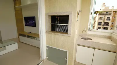 Uma televisão e/ou sistema de entretenimento em 1063- Excelente apto no centro de Bombinhas