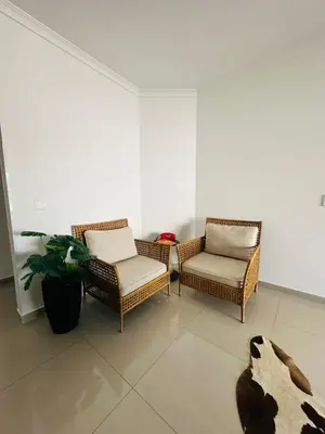 Uma área de estar em Apto em Bombinhas 2 quartos com 1 suíte, churrasqueira, vaga de garagem