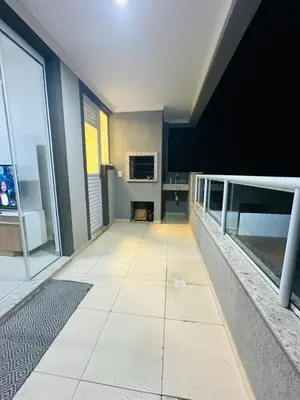Uma televisão e/ou sistema de entretenimento em Apto em Bombinhas 2 quartos com 1 suíte, churrasqueira, vaga de garagem