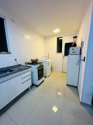 A cozinha ou kitchenette de Apto em Bombinhas 2 quartos com 1 suíte, churrasqueira, vaga de garagem