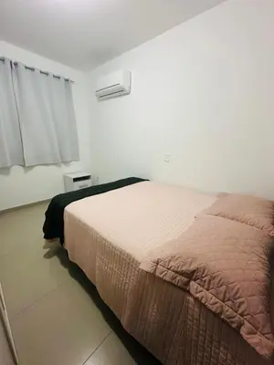 Uma cama ou camas num quarto em Apto em Bombinhas 2 quartos com 1 suíte, churrasqueira, vaga de garagem