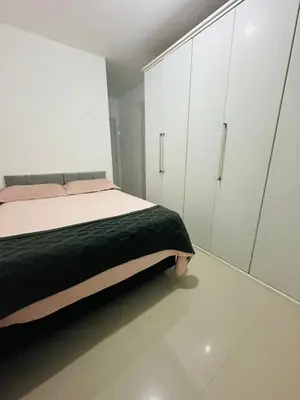 Uma cama ou camas num quarto em Apto em Bombinhas 2 quartos com 1 suíte, churrasqueira, vaga de garagem