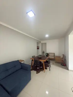 Uma área de estar em Apto em Bombinhas 2 quartos com 1 suíte, churrasqueira, vaga de garagem