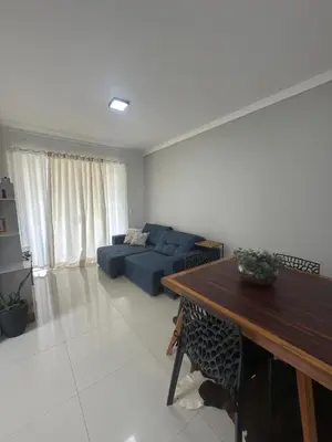 Uma área de estar em Apto em Bombinhas 2 quartos com 1 suíte, churrasqueira, vaga de garagem