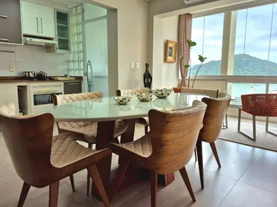 A cozinha ou kitchenette de Charmoso Frente Mar Barra Sul 2 Quartos |CURTA163