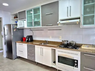 A cozinha ou kitchenette de Charmoso Frente Mar Barra Sul 2 Quartos |CURTA163