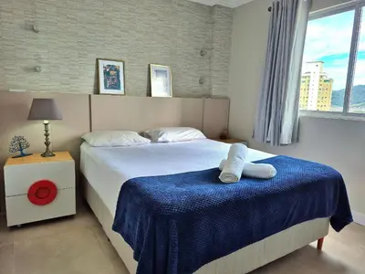 Uma cama ou camas num quarto em Charmoso Frente Mar Barra Sul 2 Quartos |CURTA163