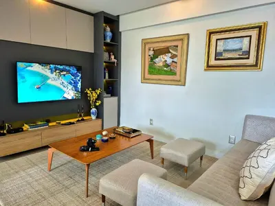 Uma televisão e/ou sistema de entretenimento em Charmoso Frente Mar Barra Sul 2 Quartos |CURTA163