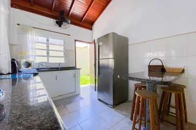 A cozinha ou kitchenette de Casa com jacuzzi ideal para dias em família! 0453