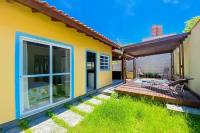 Um jardim no exterior de Casa com jacuzzi ideal para dias em família! 0453