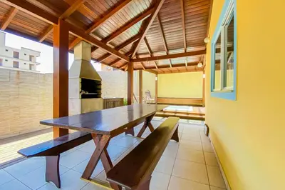 Uma televisão e/ou sistema de entretenimento em Casa com jacuzzi ideal para dias em família! 0453