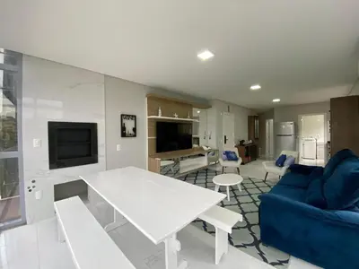 Uma televisão e/ou sistema de entretenimento em Apartamento em Bombinhas