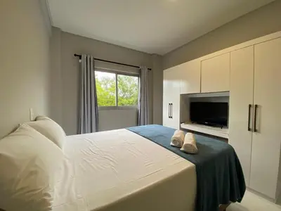 Uma cama ou camas num quarto em Apartamento em Bombinhas