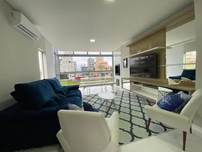 Uma televisão e/ou sistema de entretenimento em Apartamento em Bombinhas