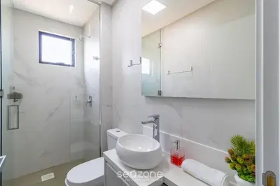 Uma casa de banho em Apto Novo a 150m da Praia de Pereque CLE1202