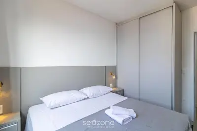 Uma cama ou camas num quarto em Apto Novo a 150m da Praia de Pereque CLE1202