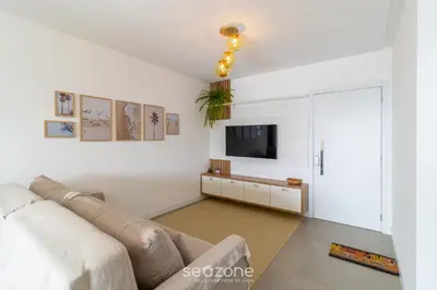 Uma televisão e/ou sistema de entretenimento em Apto Novo a 150m da Praia de Pereque CLE1202