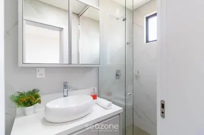 Uma casa de banho em Apto Novo a 150m da Praia de Pereque CLE1202