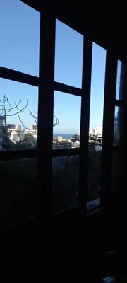 Uma vista geral da montanha ou uma vista da montanha a partir da casa de hóspedes