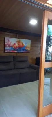 Uma área de estar em Casa do canto das ondas