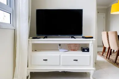 Uma televisão e/ou sistema de entretenimento em Praia de Palmas - Apto 500m da Praia, 2 Dorms - 0180
