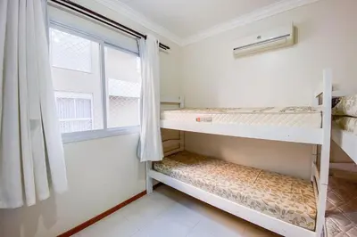 Uma cama ou camas num quarto em Praia de Palmas - Aconchego a 500m do Mar 0181