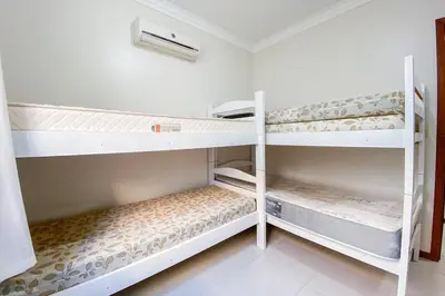 Uma cama ou camas num quarto em Praia de Palmas - Aconchego a 500m do Mar 0181