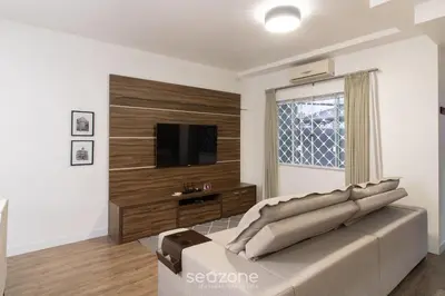 Uma televisão e/ou sistema de entretenimento em Casa c/ 3 Quartos e Churrasqueira PMC0400