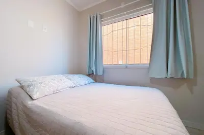 Uma cama ou camas num quarto em Praia de Palmas, casa com espaço externo - 0489
