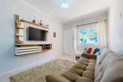 Uma televisão e/ou sistema de entretenimento em Praia de Palmas, casa com espaço externo - 0489