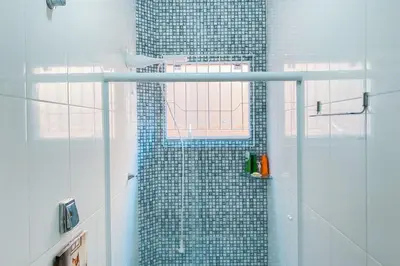 Uma casa de banho em Praia de Palmas, casa com espaço externo - 0489