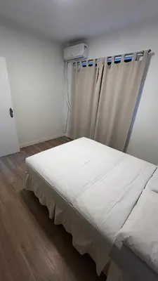 Uma cama ou camas num quarto em Apartamento à 100 metros do mar - Meia Praia