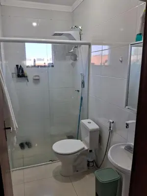 Uma casa de banho em Quarto em Tijucas