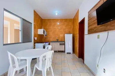 A cozinha ou kitchenette de Apartamento há 150 metros do mar - 0407
