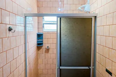 Uma casa de banho em Apartamento há 150 metros do mar - 0407