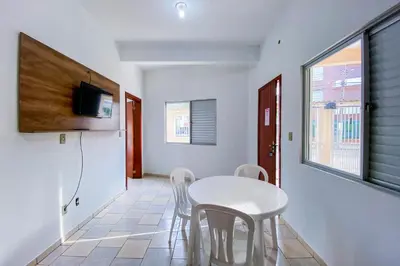 Uma televisão e/ou sistema de entretenimento em Apartamento há 150 metros do mar - 0407