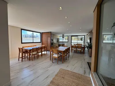 Uma área de estar em Apto em Home Club com vista para piscina - 550m do mar