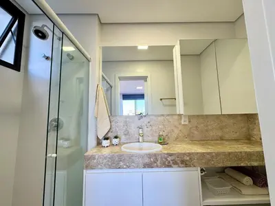 Uma casa de banho em Apto em Home Club com vista para piscina - 550m do mar