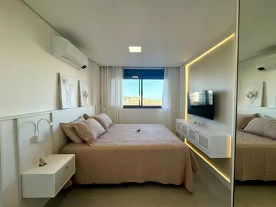 Uma cama ou camas num quarto em Apto em Home Club com vista para piscina - 550m do mar