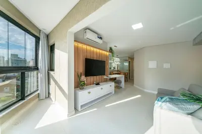 Uma televisão e/ou sistema de entretenimento em Aluguel Apto c/ Piscina no Terraço - Bombinhas
