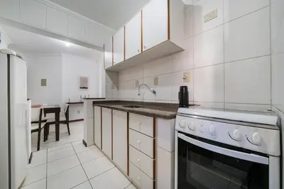A cozinha ou kitchenette de Apto Flor da Manhã - 50 metros da praia de Bombas