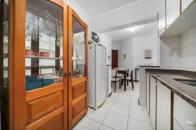 A cozinha ou kitchenette de Apto Flor da Manhã - 50 metros da praia de Bombas
